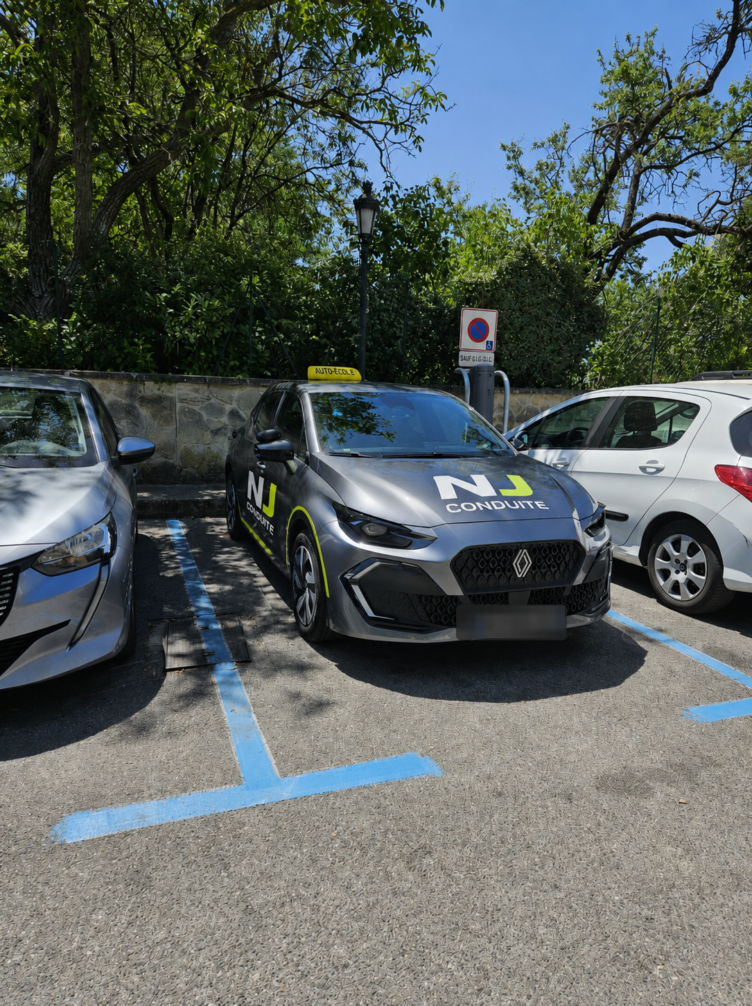 Voiture auto-école NJ Conduite stationnée